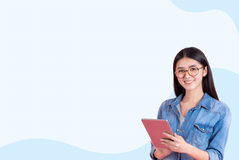 Một học sinh đang thực hành làm bài thi trắc nghiệm địa lý 11 trên máy tính hoặc giấy